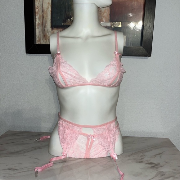 Pink Floral Lace Cut Out Bra, Thong & Garter
Lingerie Set - Picture 4 of 16